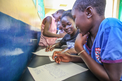 Patenkinder schreiben Briefe an deutsche Pateneltern Patenkinder am Briefeschreiben